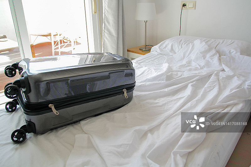 床上的手提箱图片素材