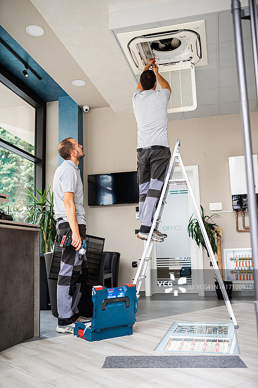安装空调的工人图片素材
