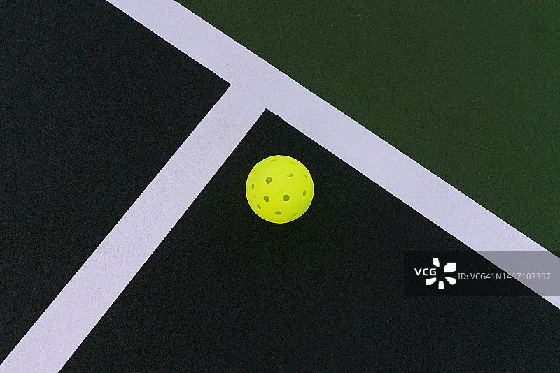 球场白线上的匹克球图片素材