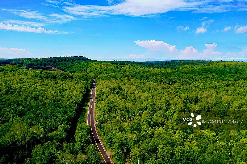 威斯康星州贝菲尔德乡村林间空旷道路图片素材