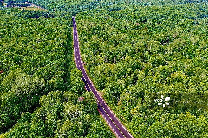 威斯康星州贝菲尔德乡村林间空旷道路图片素材