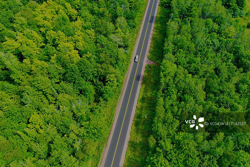 威斯康星州贝菲尔德乡村林间空旷道路图片素材