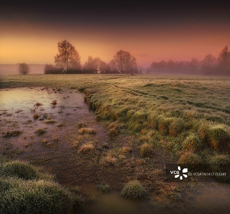 英国多塞特郡，春日清晨的斯陶尔河图片素材