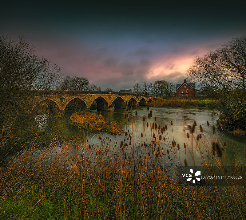 英国多塞特郡，春日清晨的斯陶尔河图片素材