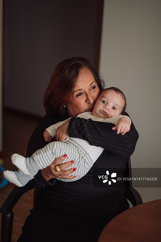 奶奶亲吻孙子图片素材