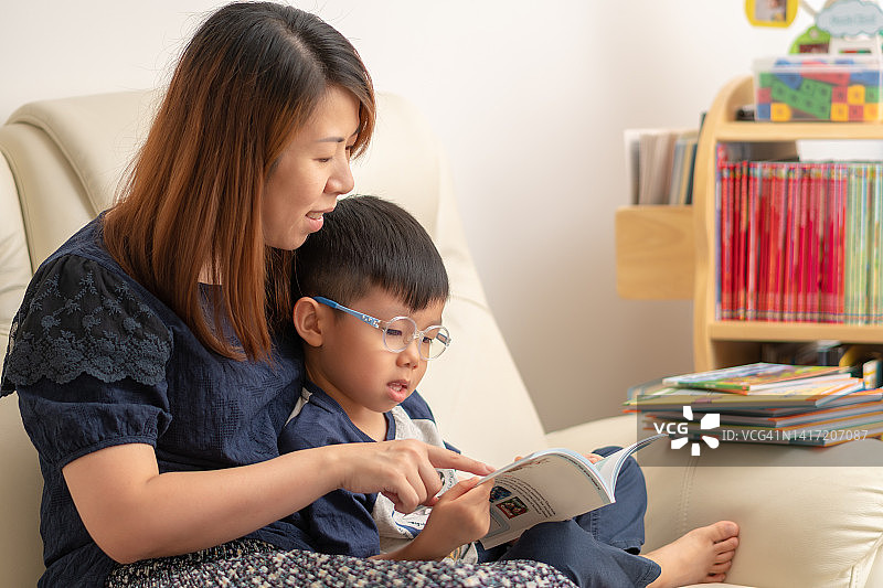 母子阅读故事书的亲子时光图片素材