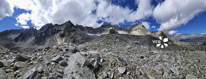 瑞士“尼泊尔公路”沿线的格罗斯富尔卡峰、加伦峰、西德伦冰川、格罗斯比伦峰和克利比伦峰大全景图片素材