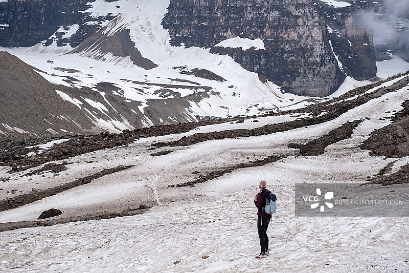中年妇女冬季徒步旅行图片素材