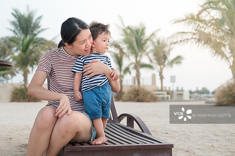 妈妈和宝宝的海滩夏日度假图片素材