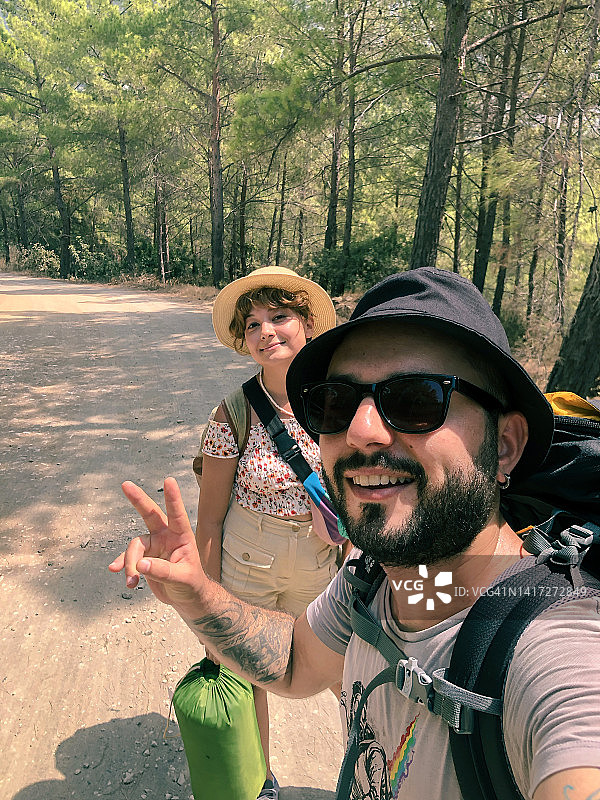 在自然中享受宁静的情侣图片素材