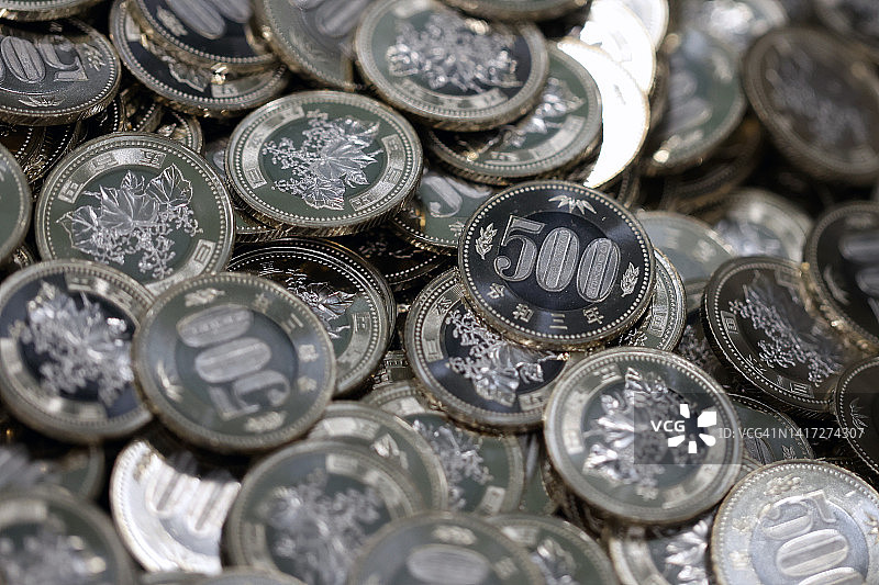 一堆日元500硬币图片素材