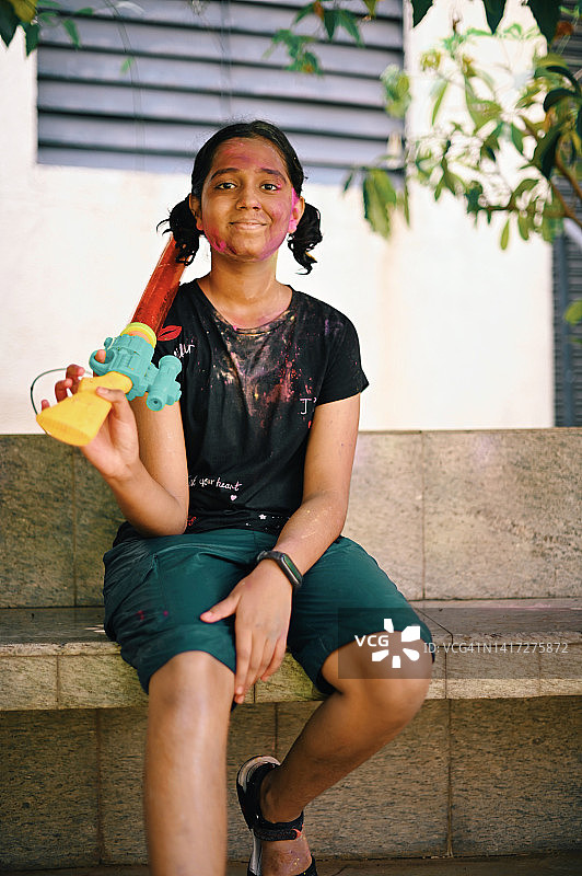 拿着水枪的少女肖像图片素材