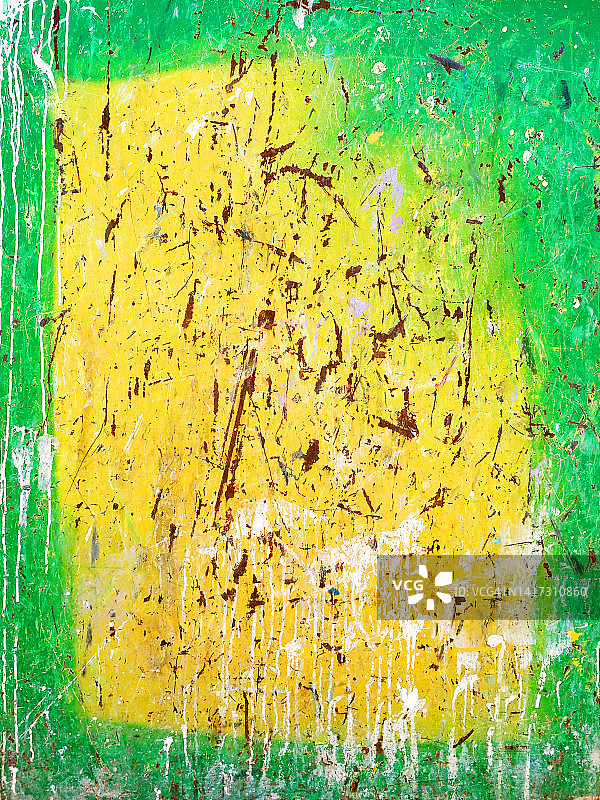 法国巴黎，带有白色油漆滴落的斑驳黄色和绿色金属板图片素材