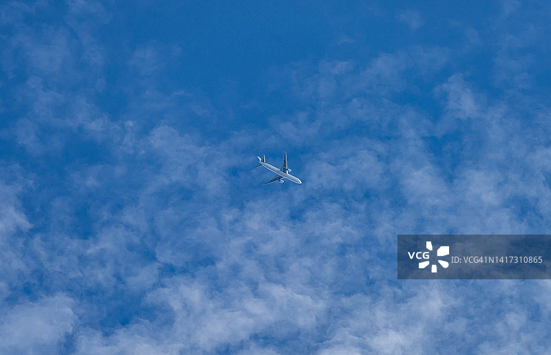 飞机飞过日本神奈川的蓝天图片素材