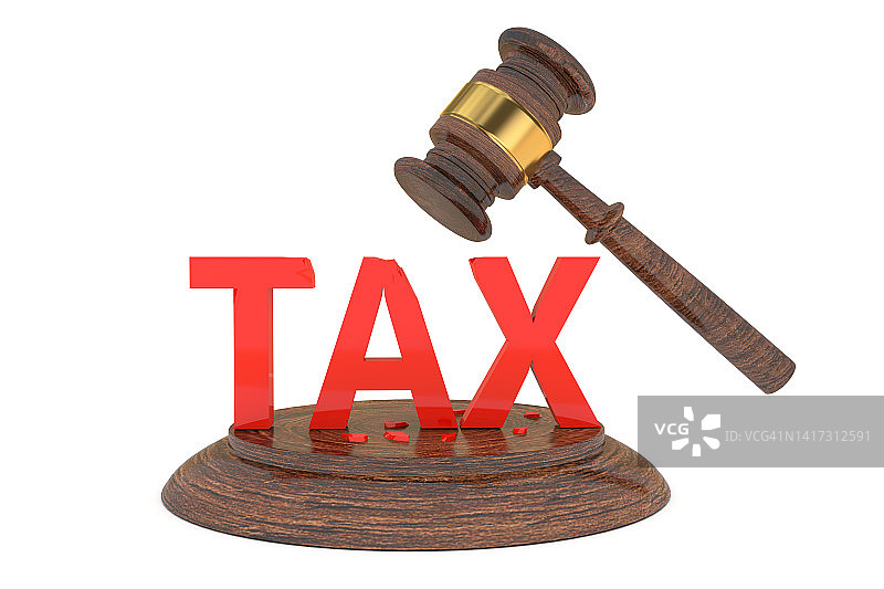 锤子下的税务信函图片素材