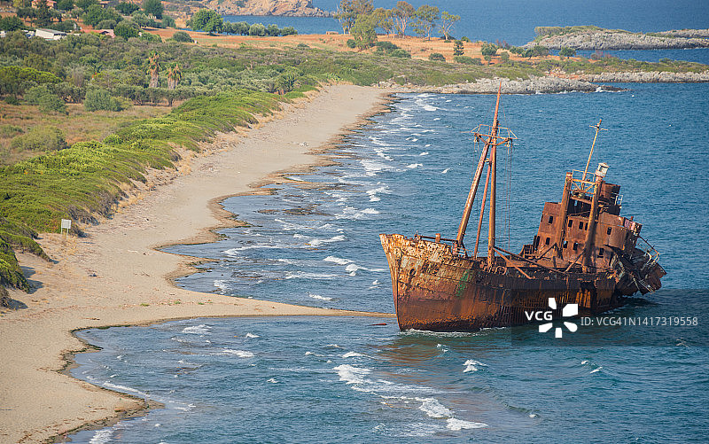希腊瓦尔塔基海滩上的迪米特里奥斯号沉船图片素材