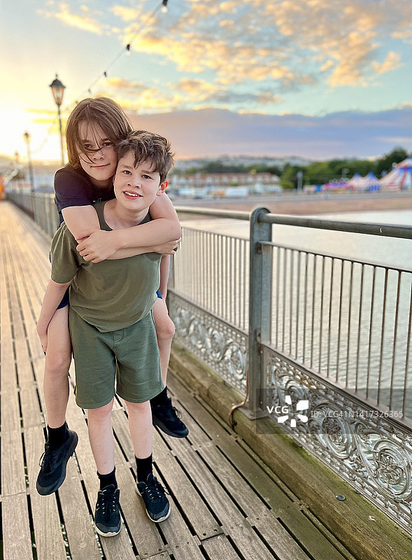 兄弟在英国海滩度假图片素材