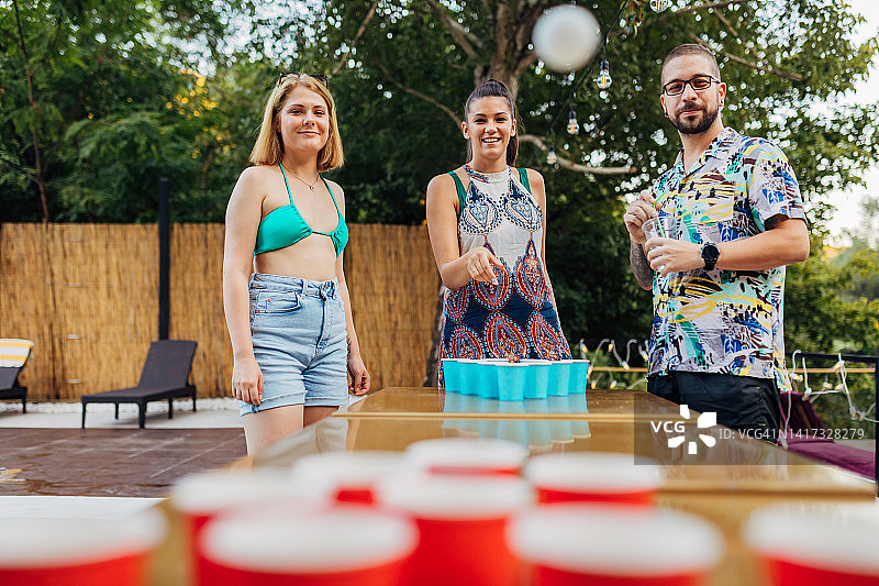 人们观看啤酒乒乓球的正面视角图片素材