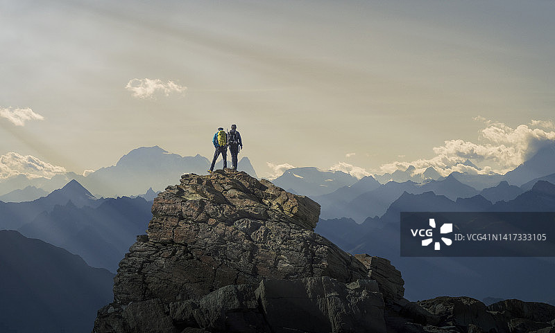登山者在山顶图片素材