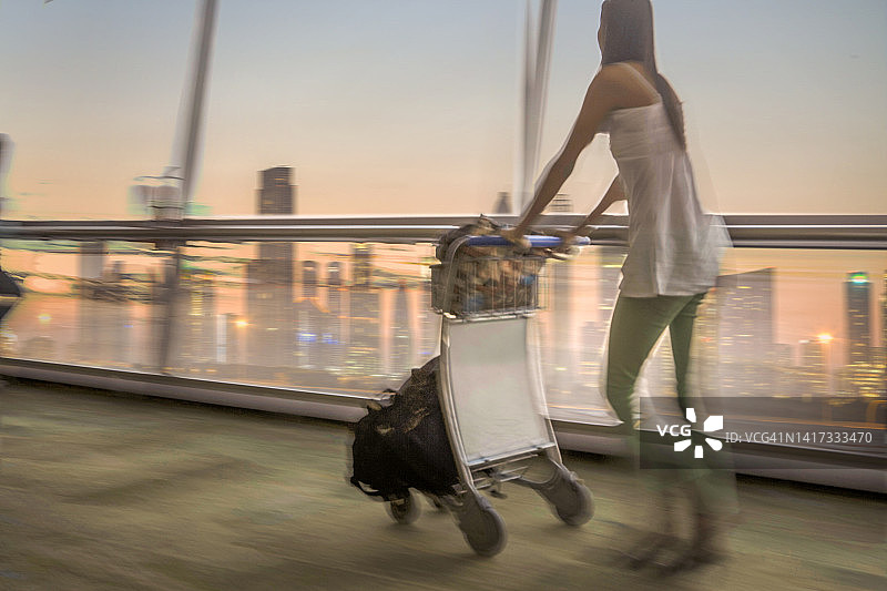 在机场推着行李车的女人图片素材