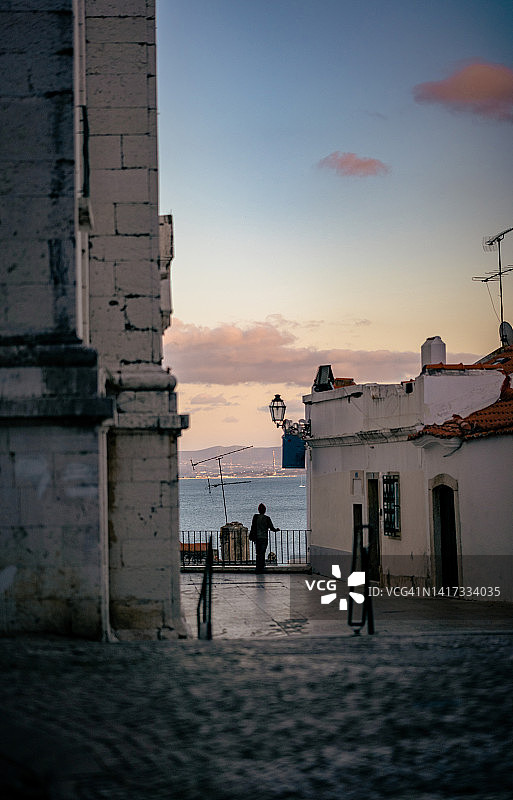 游客在里斯本河边欣赏日落图片素材