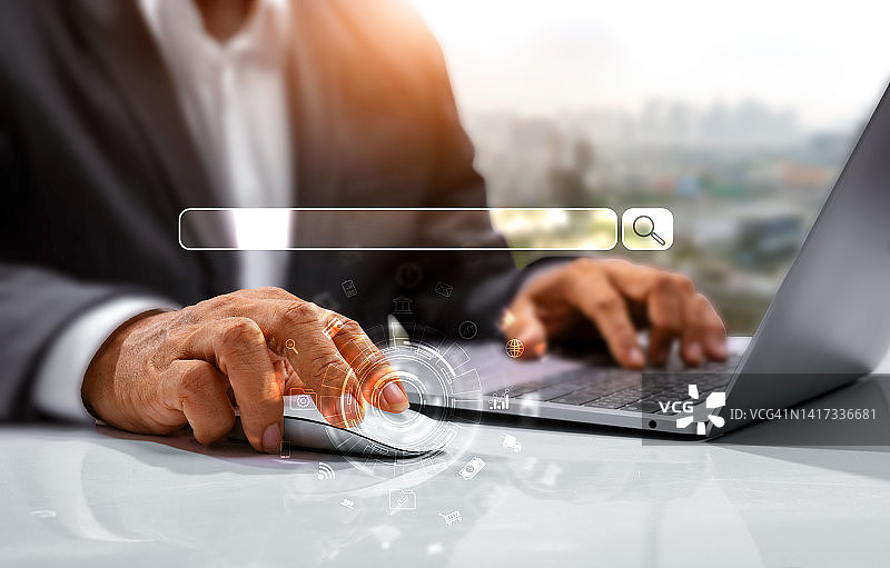 商务人士使用互联网获取信息和浏览信息网络图片素材