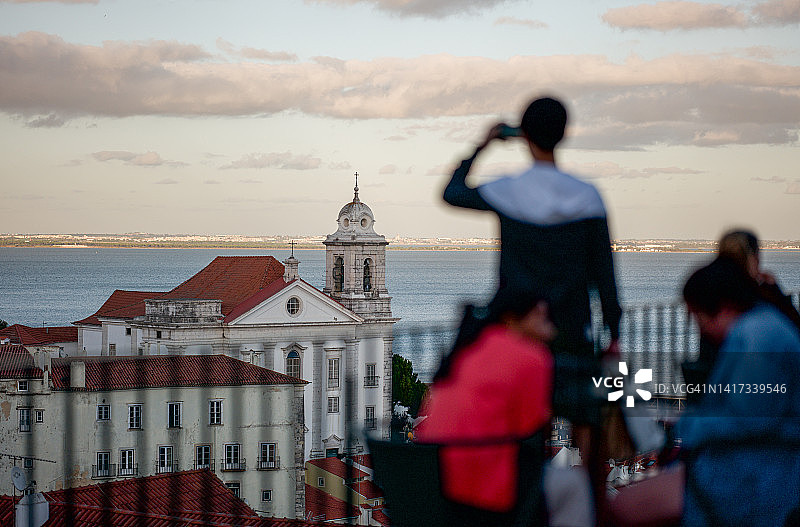 游客在里斯本河边欣赏日落图片素材