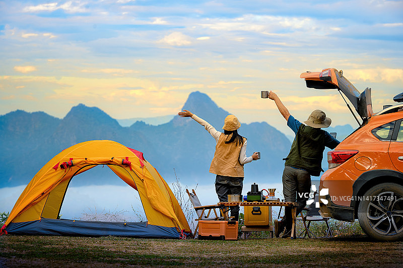 雾蒙蒙的清晨欢呼图片素材