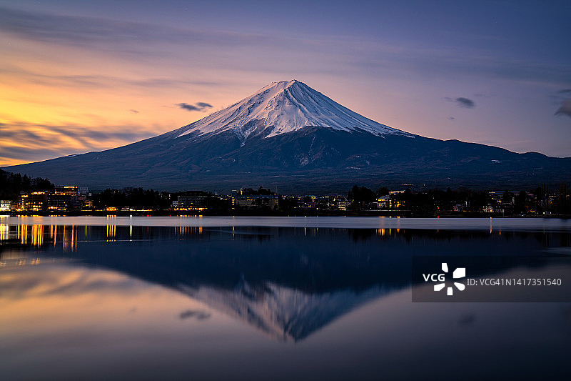 富士山和河口湖的清晨倒影美景图片素材
