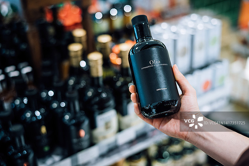 女人特写，超市选购，健康饮食生活方式图片素材