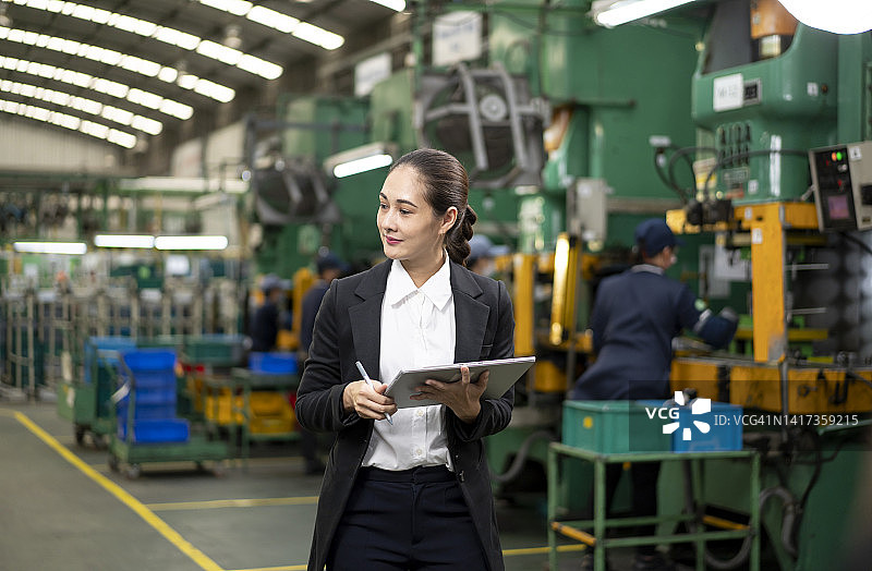 职场女性在发货前检查清单和产品质量图片素材