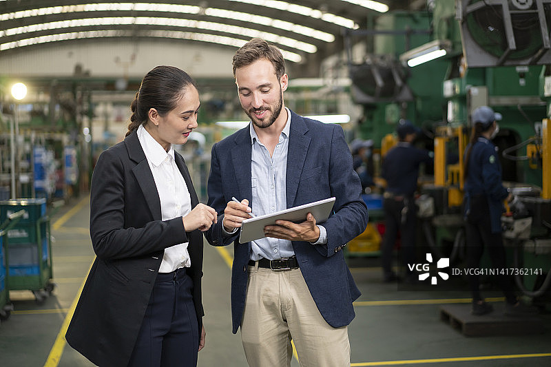 高科技企业中会谈的商务人士和女人图片素材