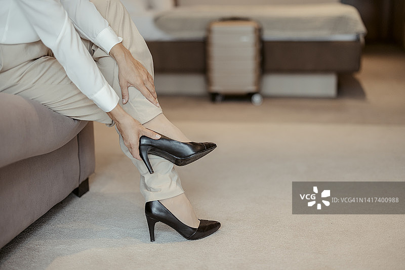 女商人出差途中脱鞋图片素材