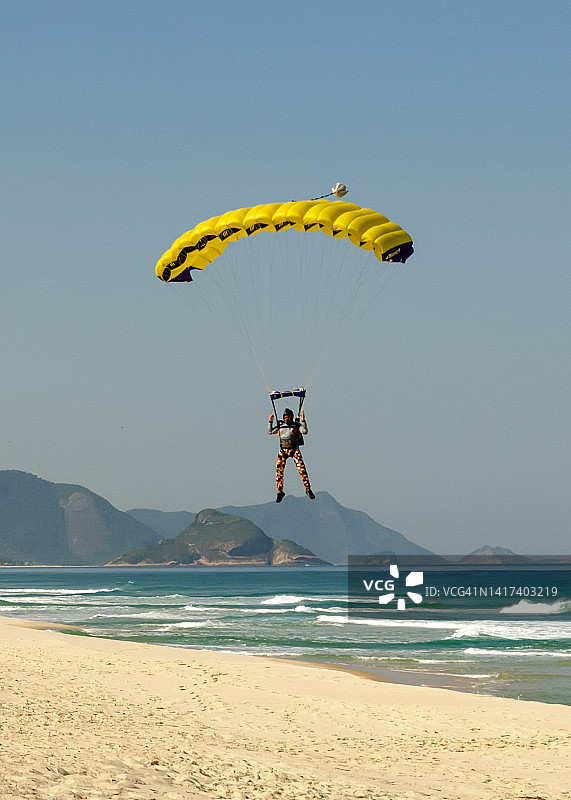 经验丰富的跳伞员在海滩着陆图片素材