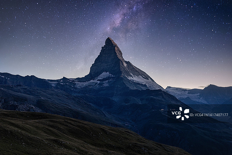 夜幕下策马特银河星空中的马特洪峰图片素材