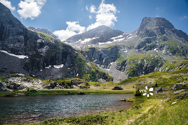 法国阿尔卑斯山瓦桑山区夏季高山湖泊的壮丽景色图片素材