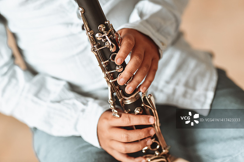 练习单簧管技巧的儿童图片素材