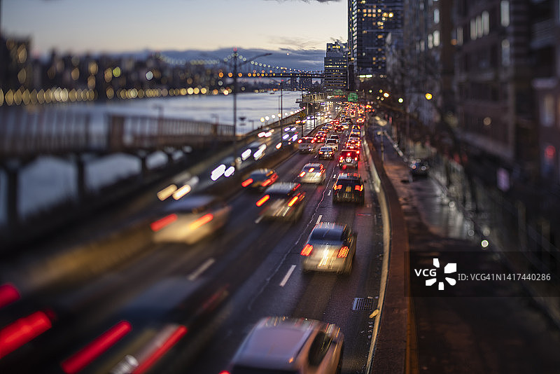 曼哈顿上东区夜景：罗斯福岛和东河上的交通繁忙景象图片素材
