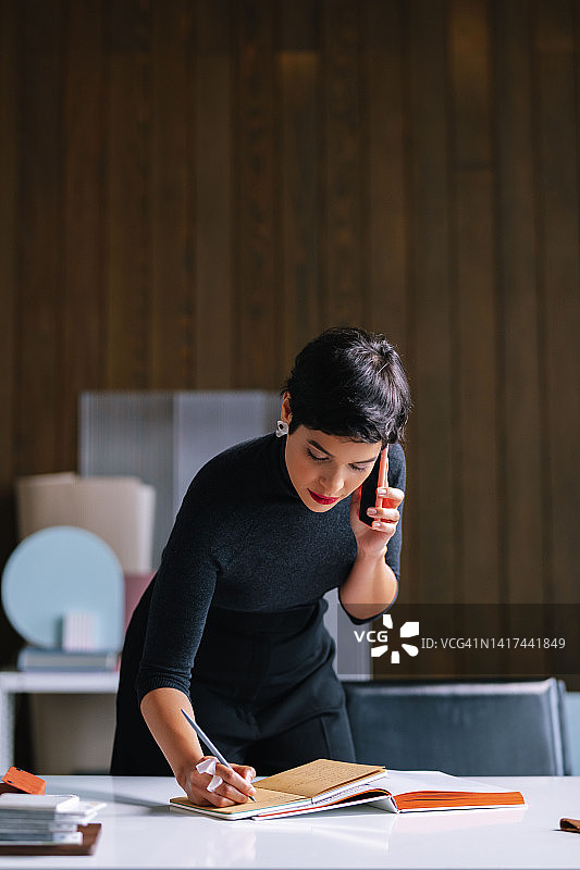 正在通话的女商人图片素材