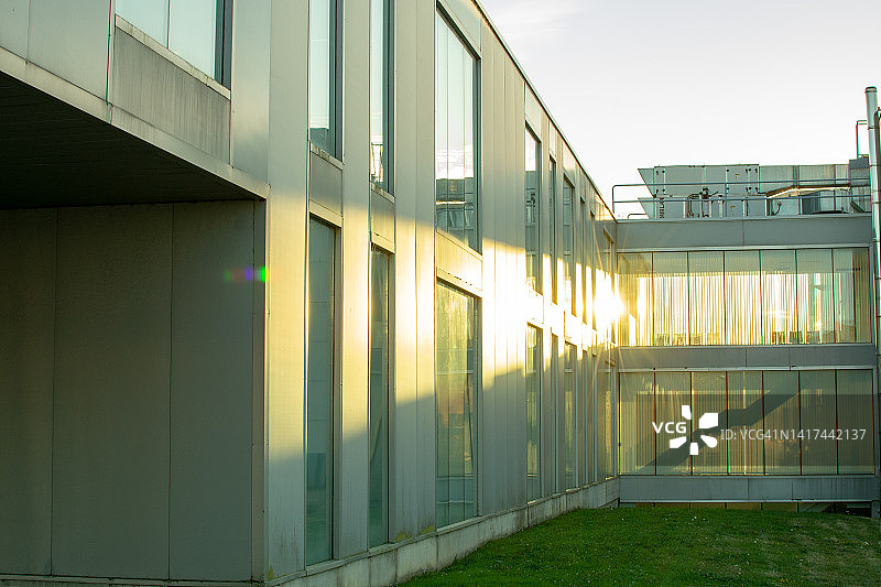 日落时现代办公楼的外立面图片素材