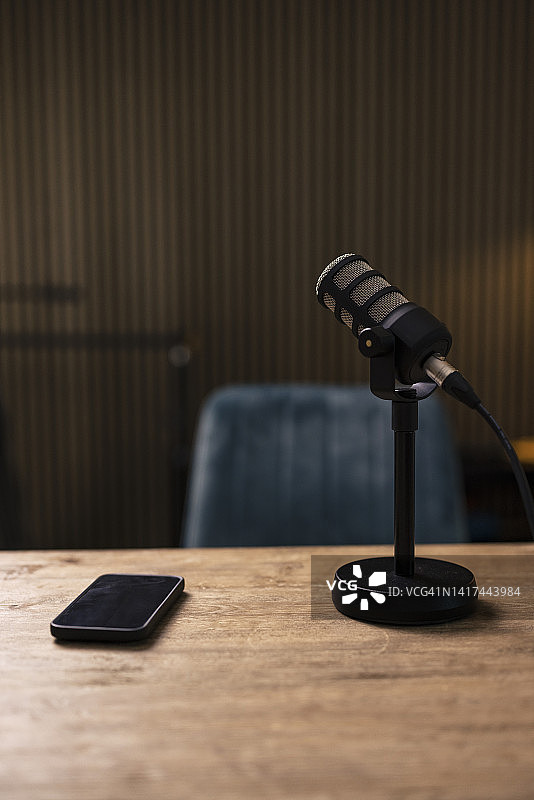 录音室中办公桌麦克风旁的手机图片素材