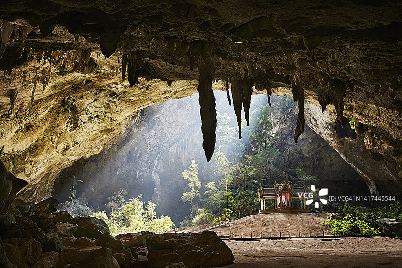 华欣考参 Roi Yot 国家公园的 Phraya Nakhon 洞穴寺庙图片素材
