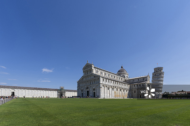 意大利托斯卡纳比萨奇迹广场，背景是比萨大教堂和比萨斜塔图片素材