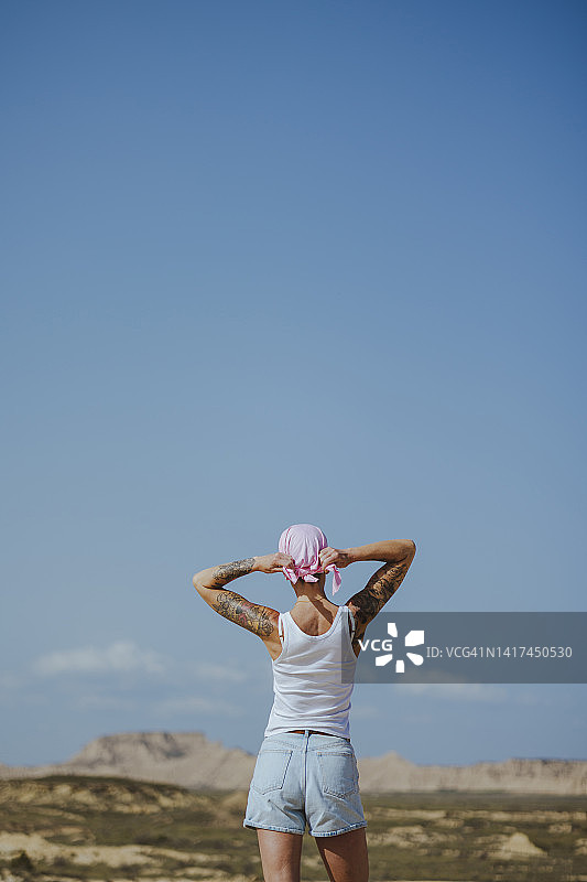 在西班牙巴尔德纳斯沙漠戴粉色围巾的女人图片素材