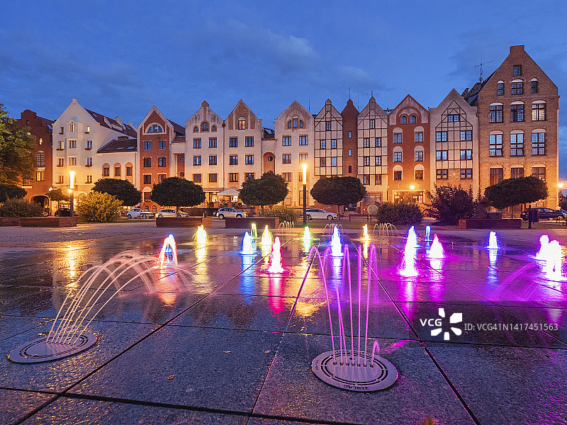 波兰瓦尔米亚-马祖里省埃尔布隆格老城区广场的彩色喷泉和排屋图片素材