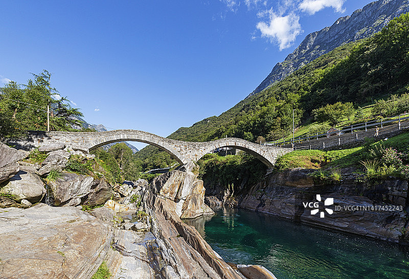 瑞士提契诺州拉韦泰佐的萨尔蒂桥：中世纪拱桥图片素材