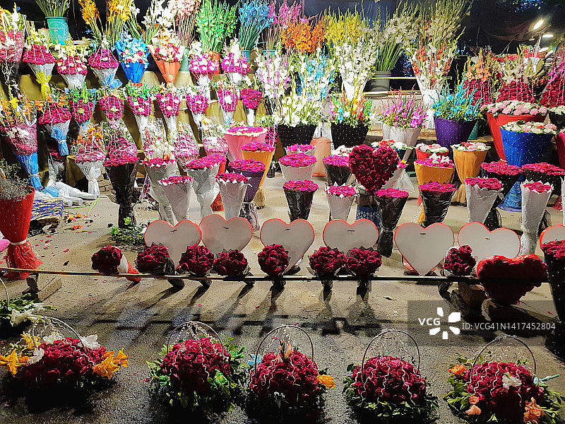情人节之夜城市街道旁的花摊图片素材