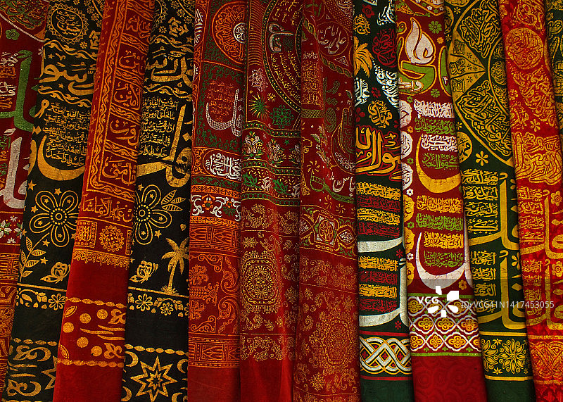 花艺师彩色织物花环图片素材