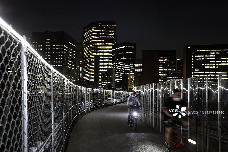 夜晚的临时小路图片素材