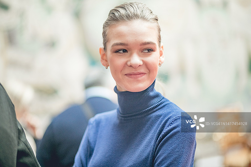 时装周后台的年轻女性肖像，人物生活摄影图片素材